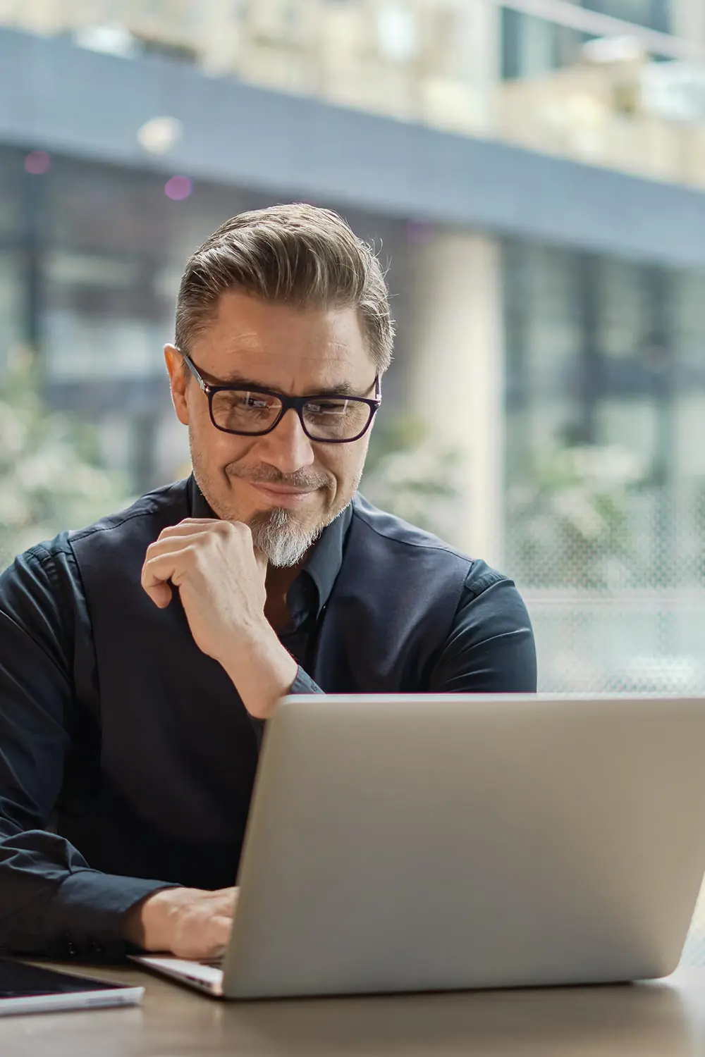 fenster koennen mehr mann laptop
