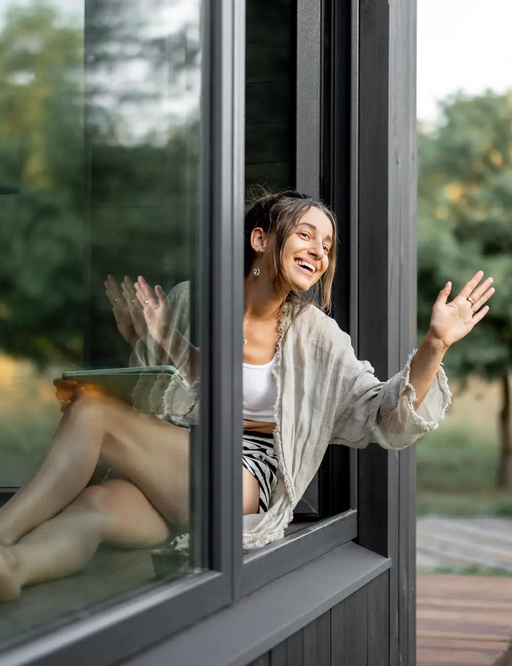 fenster koennen mehr frau winkt