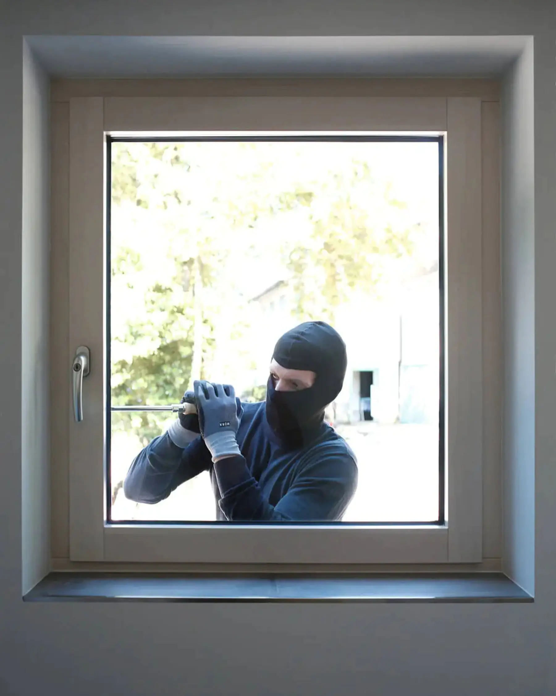 Einbrecher verwenden häufig einfache Schraubendreher für einen EInbruchversuch.