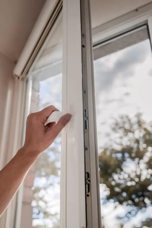 fenster koennen mehr hand am fenstergriff drehkipp weisser rahmen